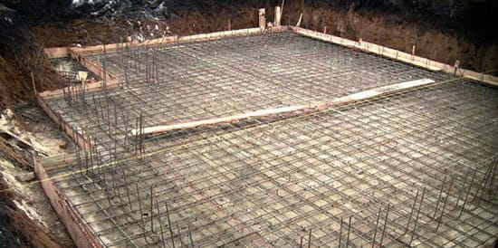 Процесс армирования основания цокольного этажа